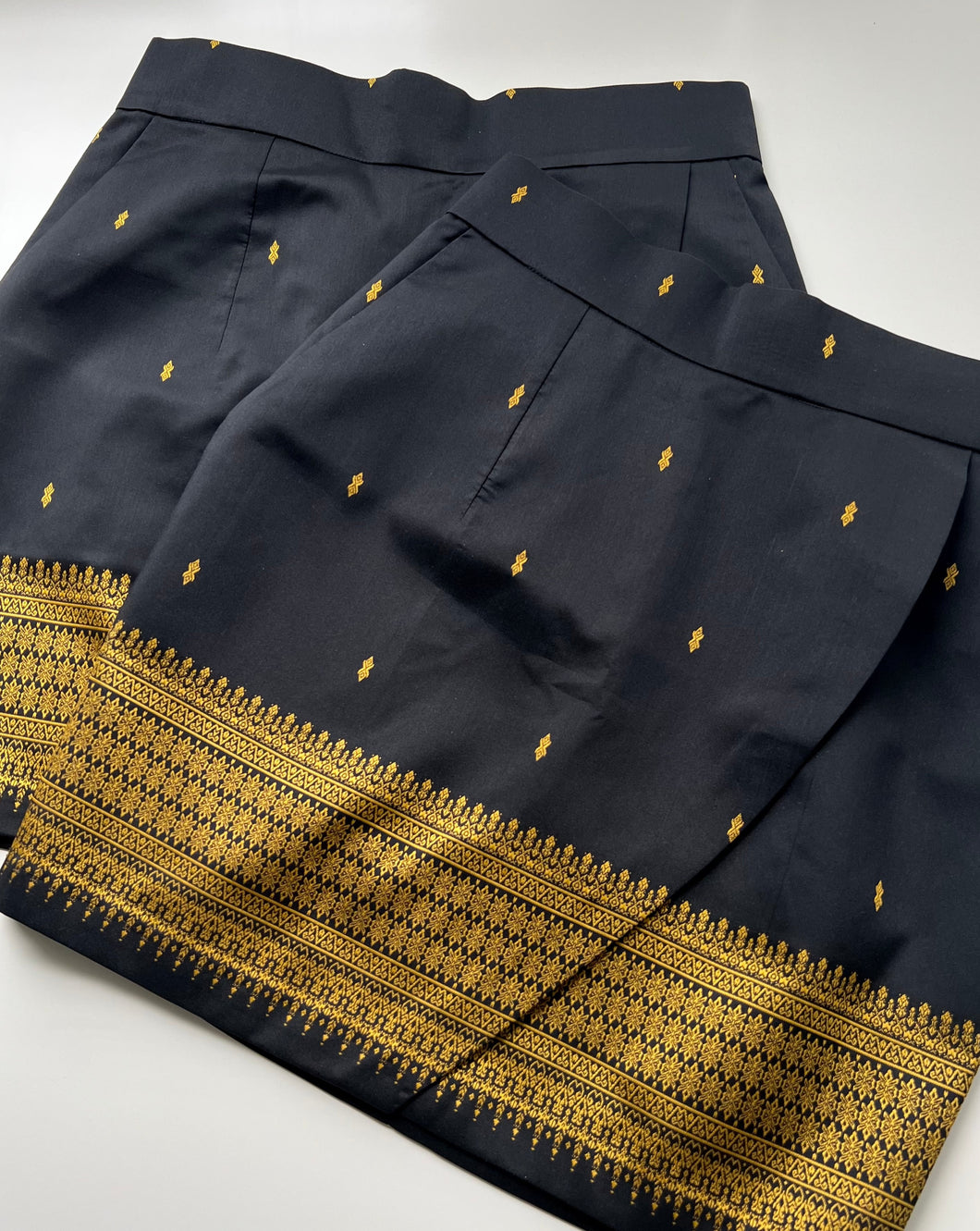 Signature Folded Short Skirt || Black&Gold